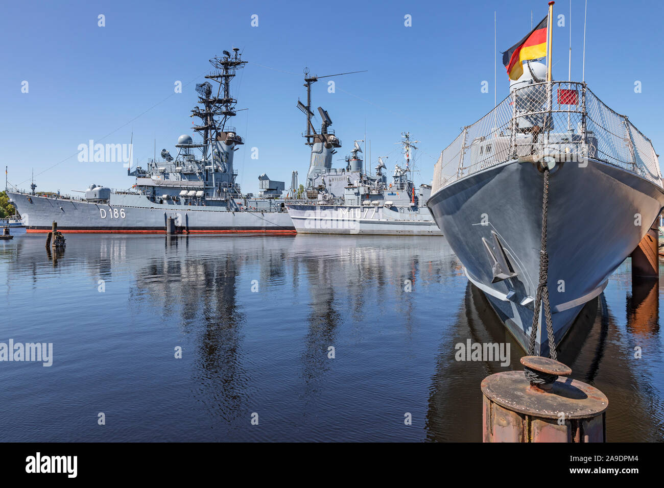 Schnellboot S 71 Gepard, im Hintergrund Lenkwaffen-zerstörer Mölders, Deutschen Marinemuseum am Südstrand von Wilhelmshaven, Niedersachsen, Stockfoto