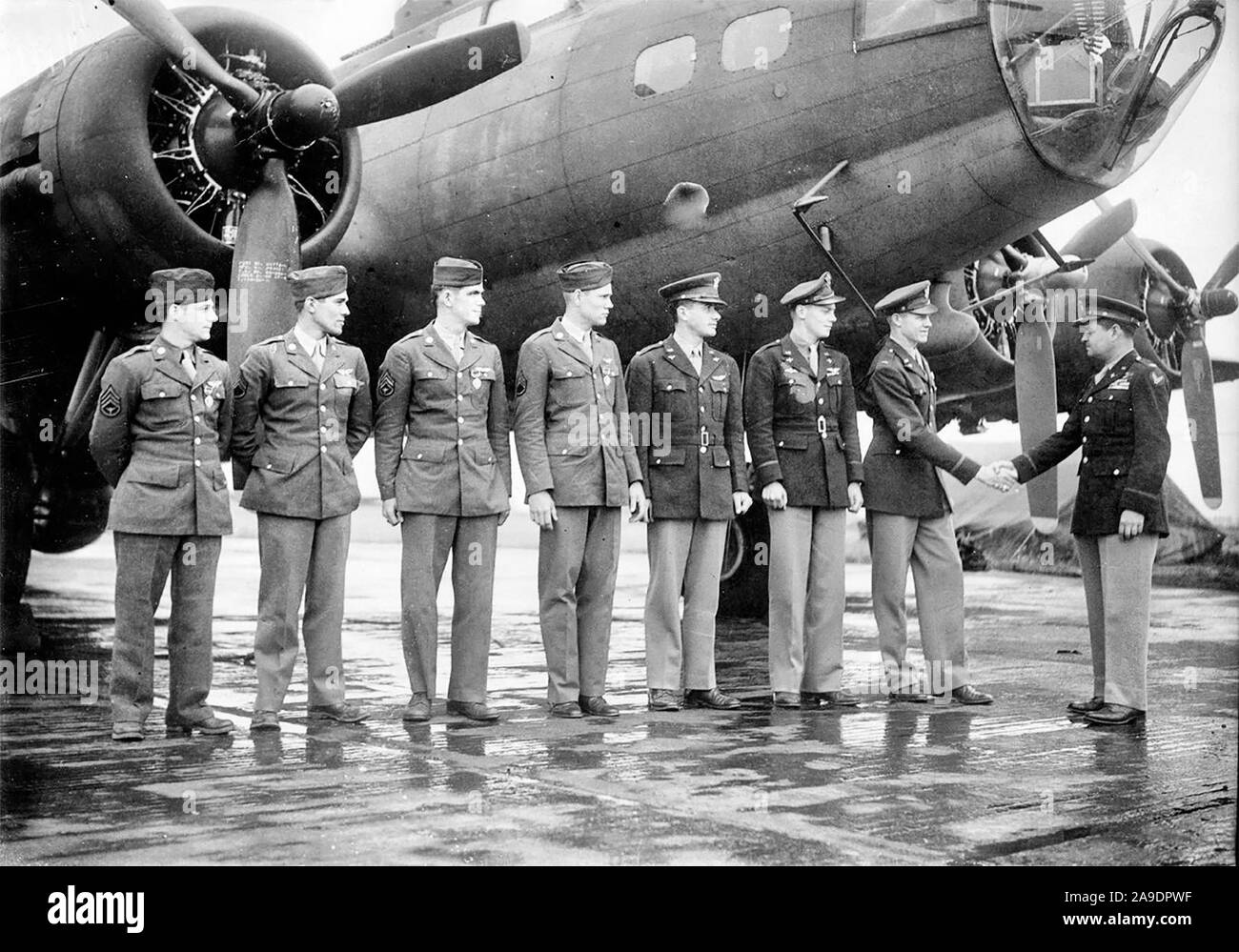 Colonel Curtis LeMay offiziell gratuliert ein bomber Crew von der 306 Bombe Gruppe vor Ihrer B-17 Flying Fortress. Wie zensiert 2 Jun 1943 übergeben. Gedruckten Beschriftung auf der Rückseite: "Eine fliegende Festung zerstörte Elf F. W. 190. O.P.S. Auf der rechten Seite, Oberst Curtis LeMay, [censor schlug heraus: ein Combat Wing Kommandierender Offizier] beglückwünschen die Mitglieder der Besatzung sind, von links nach rechts; Sergeants Adrian, Buchanan, Warminski, Grau, Leutnants Barberis, McCallum und Smith. 2/6/43. Sie schossen diese feindliche Flugzeuge, bevor sie erschossen wird nach einer Razzia in Deutschland und wurden von gerettet Stockfoto