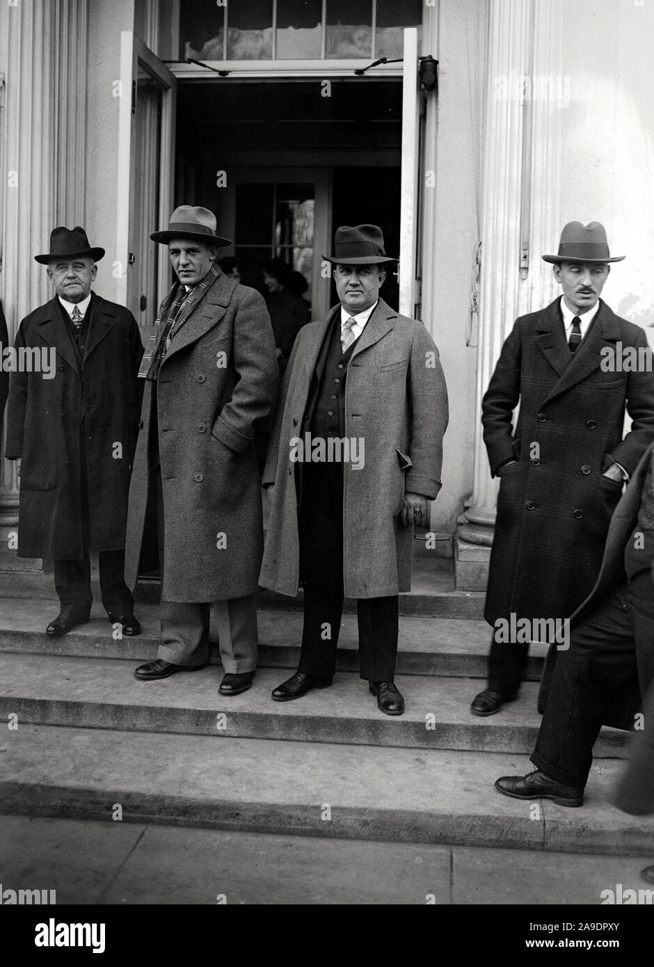 Red Grange (zweiter von links) mit Senator William B. McKinley und Vertreter William S. Holaday in Washington im Jahre 1925. McKinley eingeführt Grange und die Bären zu Präsident Calvin Coolidge. Stockfoto