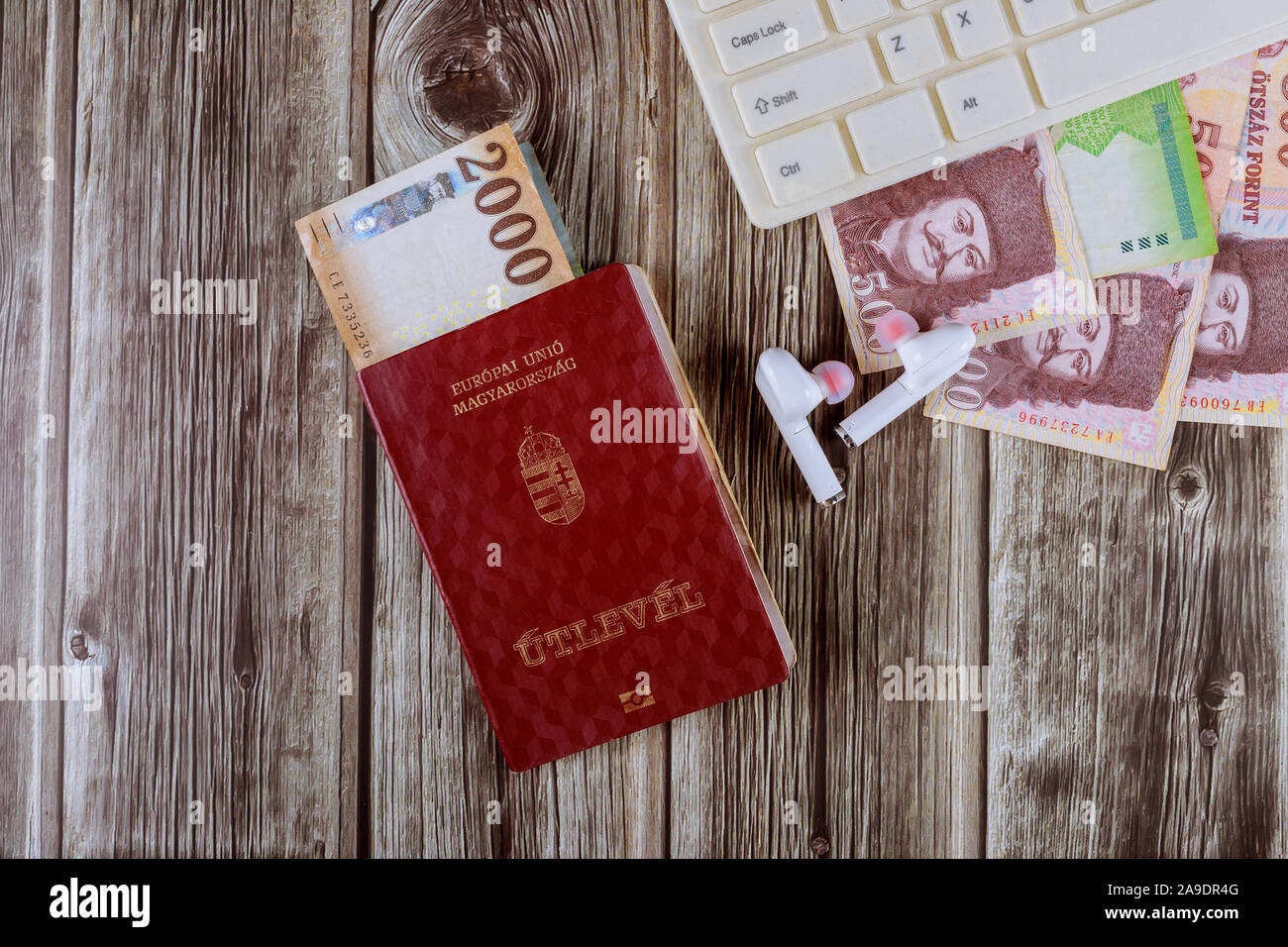 Magyar Pass und Computer Tastatur mit Ungarischer Forint verschiedene gemischte Banknoten Stockfoto
