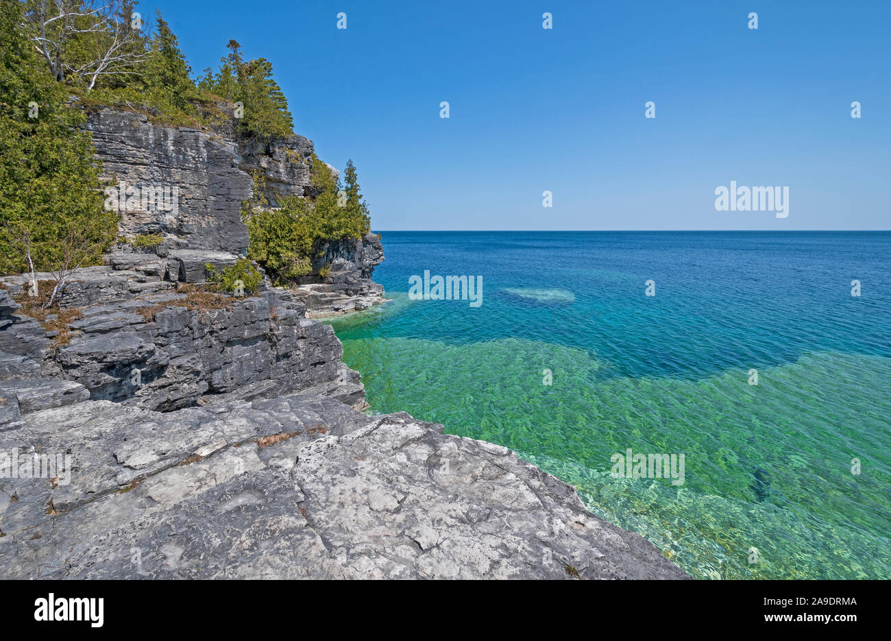 Bunte Klippen über und unter Wasser am Lake Huron in Bruce Peninsula National Park in Ontario, Kanada. Stockfoto