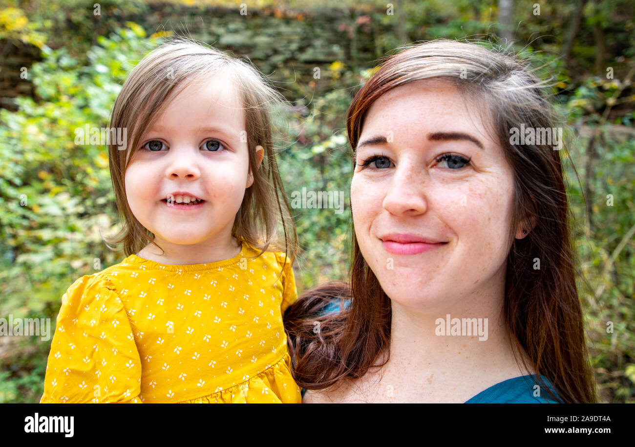 Mutter und Tochter posieren zusammen im Wald Stockfoto