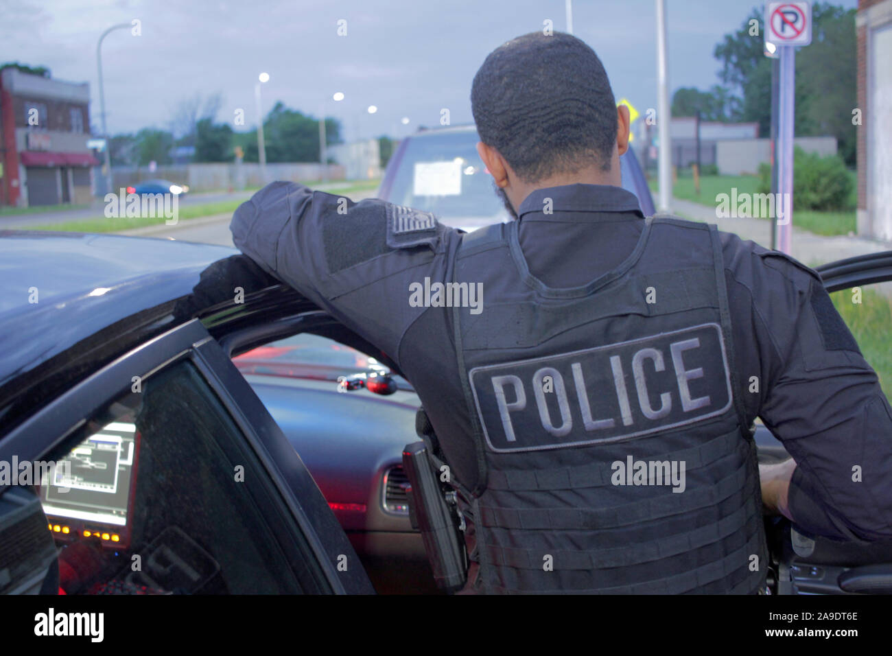 Detroit Polizist prüft einen Lieferwagen in Detroit, Michigan, USA Stockfoto