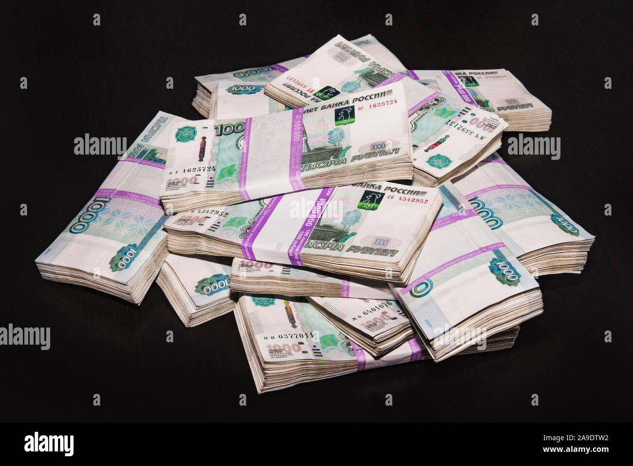 Bank von Russland Geld Tickets sind 1000 Rubel Hintergrund. Eine Menge Geld, in Bündeln von 100.000 Rubel auf schwarzem Hintergrund. Stockfoto