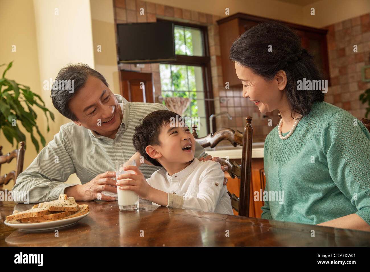 Oma und Opa sah Enkel zu essen Stockfoto