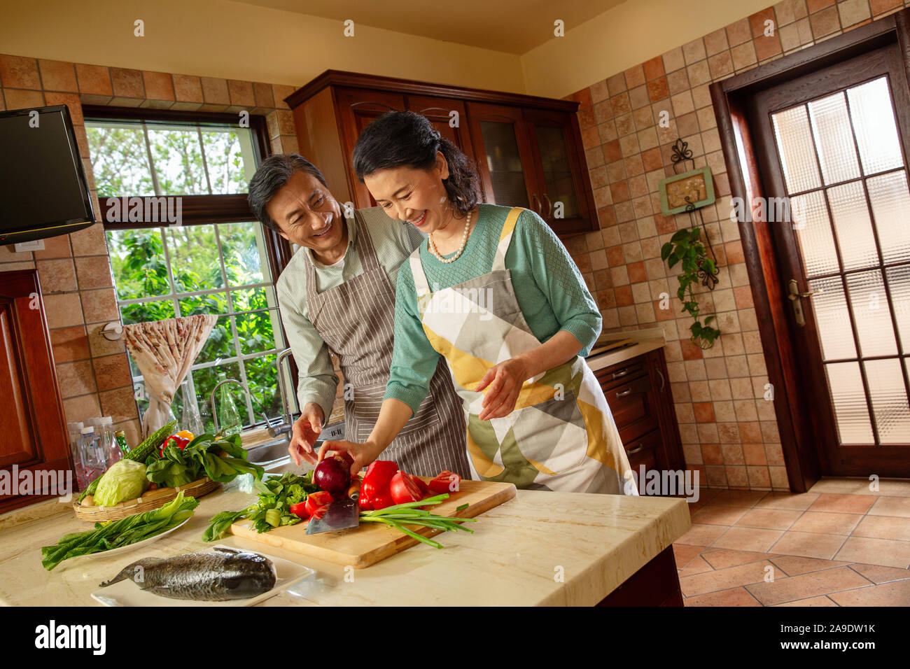 Ältere Paare ist das Kochen in der Küche Stockfoto