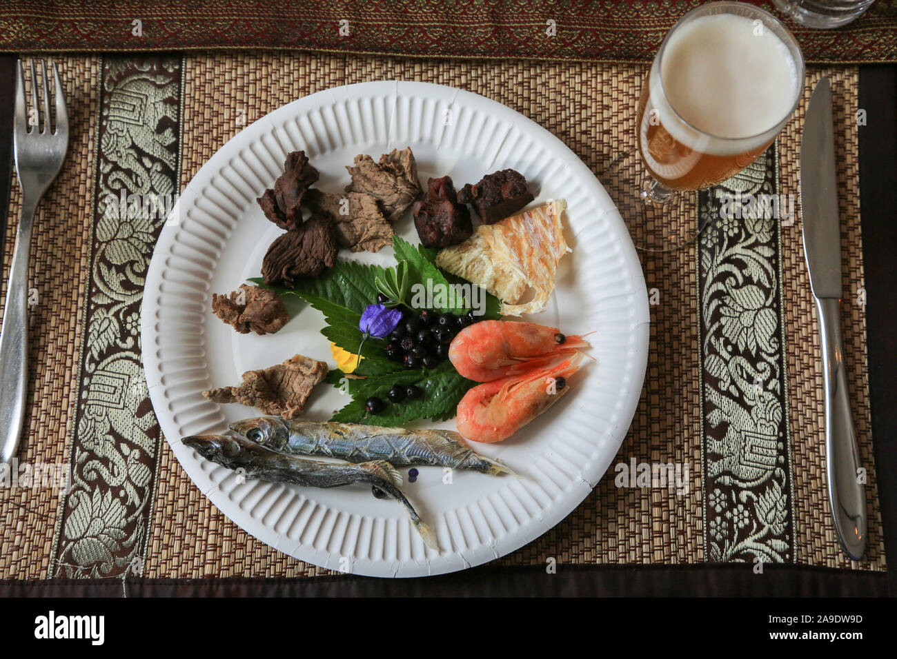 Ein Geschmack von Grönland Auswahl an Essen in einem lokalen Restaurant in Qaqortoq, Grönland, den Posteingang Café - ein wenig Thai Ecke. Stockfoto