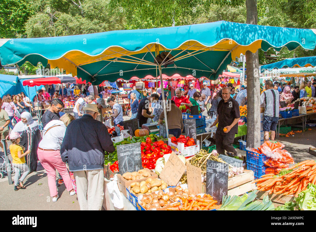 Obst- und Gemüsemarkt in Arles Frankreich Stockfoto