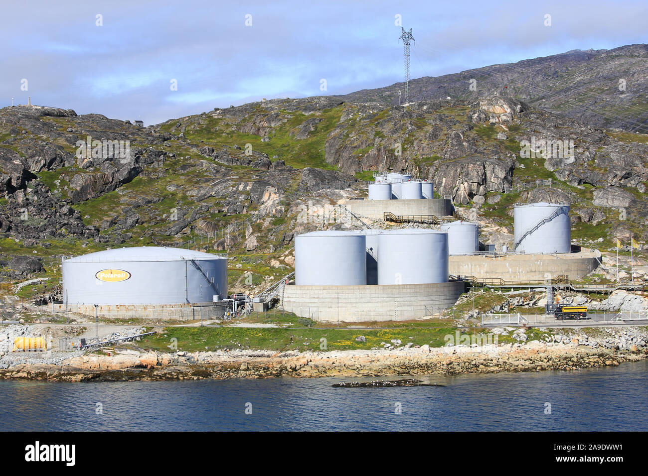 Polaroil Lagertanks auf dem felsigen Abhang in der Nähe der Stadt qaqortoq an der Westküste Grönlands. Stockfoto