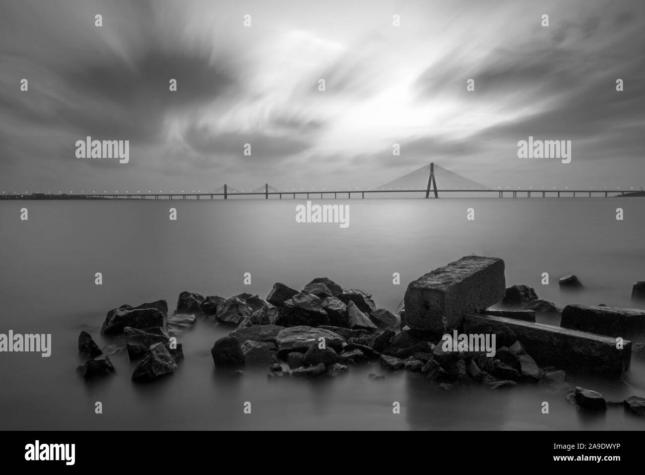 Bandra-Worli Sea Link Brücke aus gesehen nach Sonnenuntergang von dadar Strand, Mumbai, Maharashtra, Indien Stockfoto