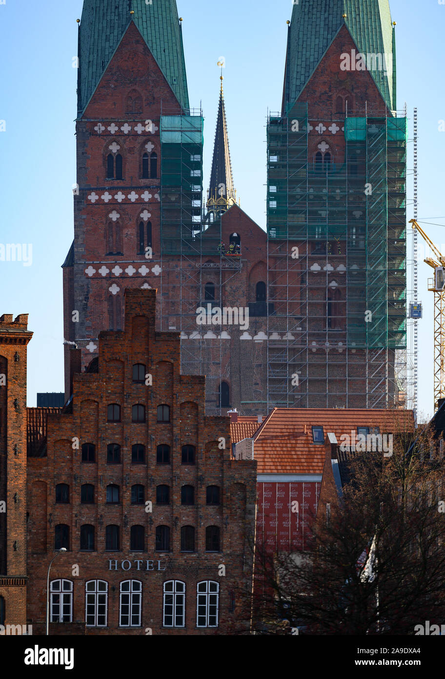 14 November 2019, Schleswig-Holstein, Lübeck: Sehr kleine Feuerwehrmänner können gesehen, die Ausbildung von Personen auf dem Gerüst auf der Westseite der Marienkirche in Lübeck zu retten. Am 15. November, der 1,5 Millionen Euro Sanierung der Türme von St. Marien beginnt. Im oberen Teil der Türme gibt es Daumen dick und bis zu 70 Zentimeter tiefe Risse, die werden jetzt von Maurer der Kirche Gebäude Hütte geschlossen werden. Die Fertigstellung ist bis zum Sommer 2021 geplant. Foto: Rainer Jensen/dpa Stockfoto