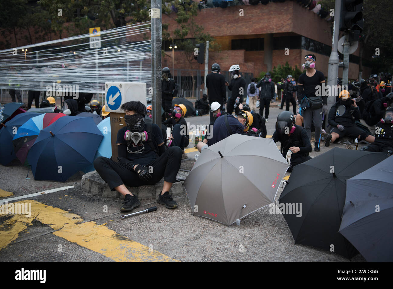 Die Demonstranten warten Polizei außerhalb Hong Kong Polytechnic University während der Demonstration zu kommen. Die Demonstranten in Hongkong haben jetzt die wichtigsten Universitäten rund um die Stadt besetzt, als eine der längsten Strecken der Unruhen, da die pro-demokratische Bewegung begann. Trotz der umstrittenen Auslieferung Rechnung, die ursprünglich funkte die Proteste formell zurückgezogen, Demonstranten weiter auf Chief Executive Carrie Lam zu nennen Ihre restlichen Forderungen, die umfasst das allgemeine Wahlrecht, eine unabhängige Untersuchung über die Brutalität der Polizei, Rückzug des Wortes 'Zusammenrottung' zu beschreiben, zu erfüllen Stockfoto