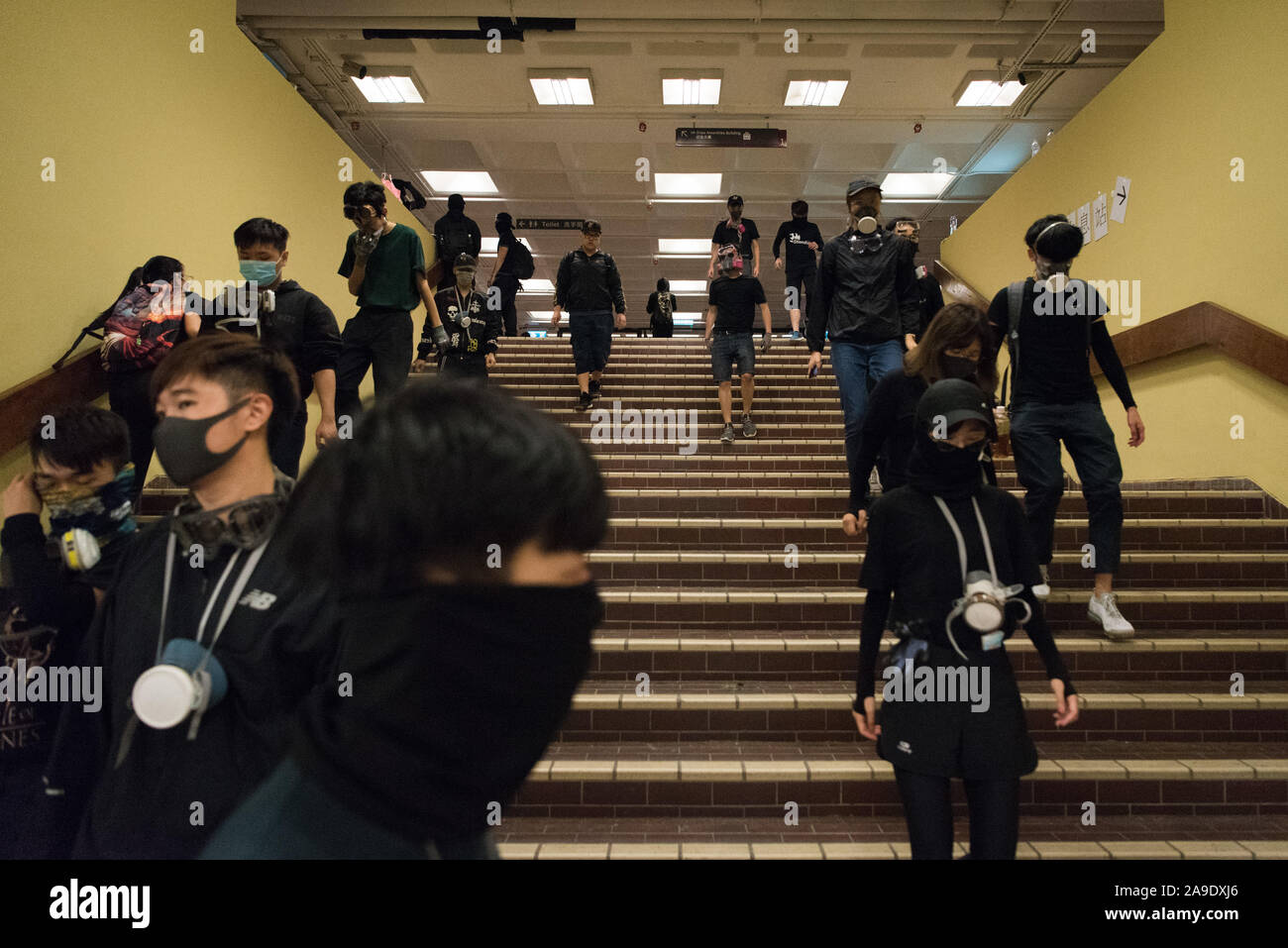 Die Demonstranten gehen Sie die Treppe im Inneren Hong Kong Polytechnic University während der Demonstration. Demonstranten in Hongkong haben jetzt die wichtigsten Universitäten rund um die Stadt besetzt, als eine der längsten Strecken der Unruhen, da die pro-demokratische Bewegung begann. Trotz der umstrittenen Auslieferung Rechnung, die ursprünglich funkte die Proteste formell zurückgezogen, Demonstranten weiter auf Chief Executive Carrie Lam zu nennen Ihre restlichen Forderungen, die umfasst das allgemeine Wahlrecht, eine unabhängige Untersuchung über die Brutalität der Polizei, Rückzug des Wortes "Ausschreitungen" der protes zu beschreiben, zu erfüllen Stockfoto