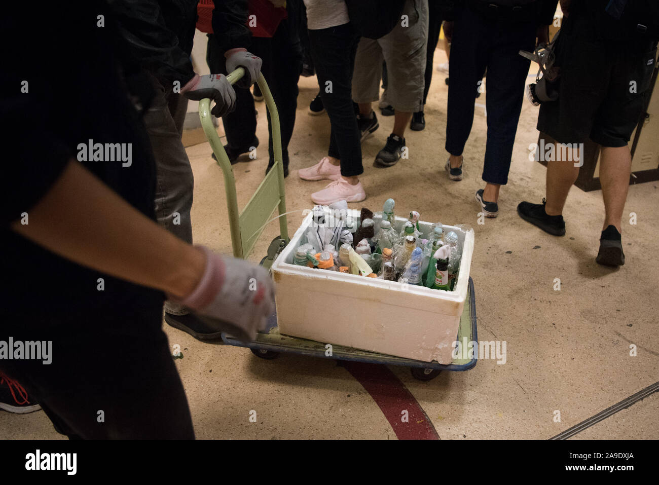 Die Demonstranten transport Benzinbomben in Hong Kong Polytechnic University während der Demonstration. Demonstranten in Hongkong haben jetzt die wichtigsten Universitäten rund um die Stadt besetzt, als eine der längsten Strecken der Unruhen, da die pro-demokratische Bewegung begann. Trotz der umstrittenen Auslieferung Rechnung, die ursprünglich funkte die Proteste formell zurückgezogen, Demonstranten weiter auf Chief Executive Carrie Lam zu nennen Ihre restlichen Forderungen, die umfasst das allgemeine Wahlrecht, eine unabhängige Untersuchung über die Brutalität der Polizei, Rückzug des Wortes 'Zusammenrottung' zu beschreiben, die zu erfüllen Stockfoto