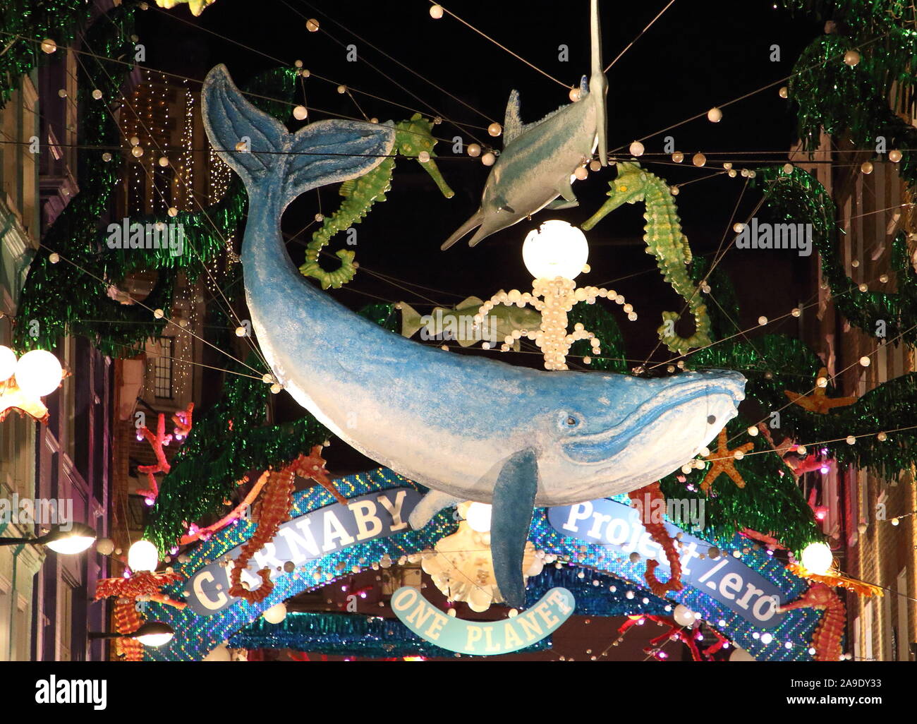 London, Großbritannien. 14 Nov, 2019. Ein Blick auf die dir London iconic Carnaby Street Weihnachtsbeleuchtung eingeschaltet. Weihnachtsbeleuchtung sind in diesem Jahr die Differenz mit einer Meldung, die in Zusammenarbeit mit dem Project Zero, haben Sie recycelte Materialien verwendet, um eine Vielzahl von gefährdeten undersea Kreaturen zu erstellen Bereiche unserer Ozeane zu den meisten in der Notwendigkeit der Erhaltung zu markieren. Credit: SOPA Images Limited/Alamy leben Nachrichten Stockfoto