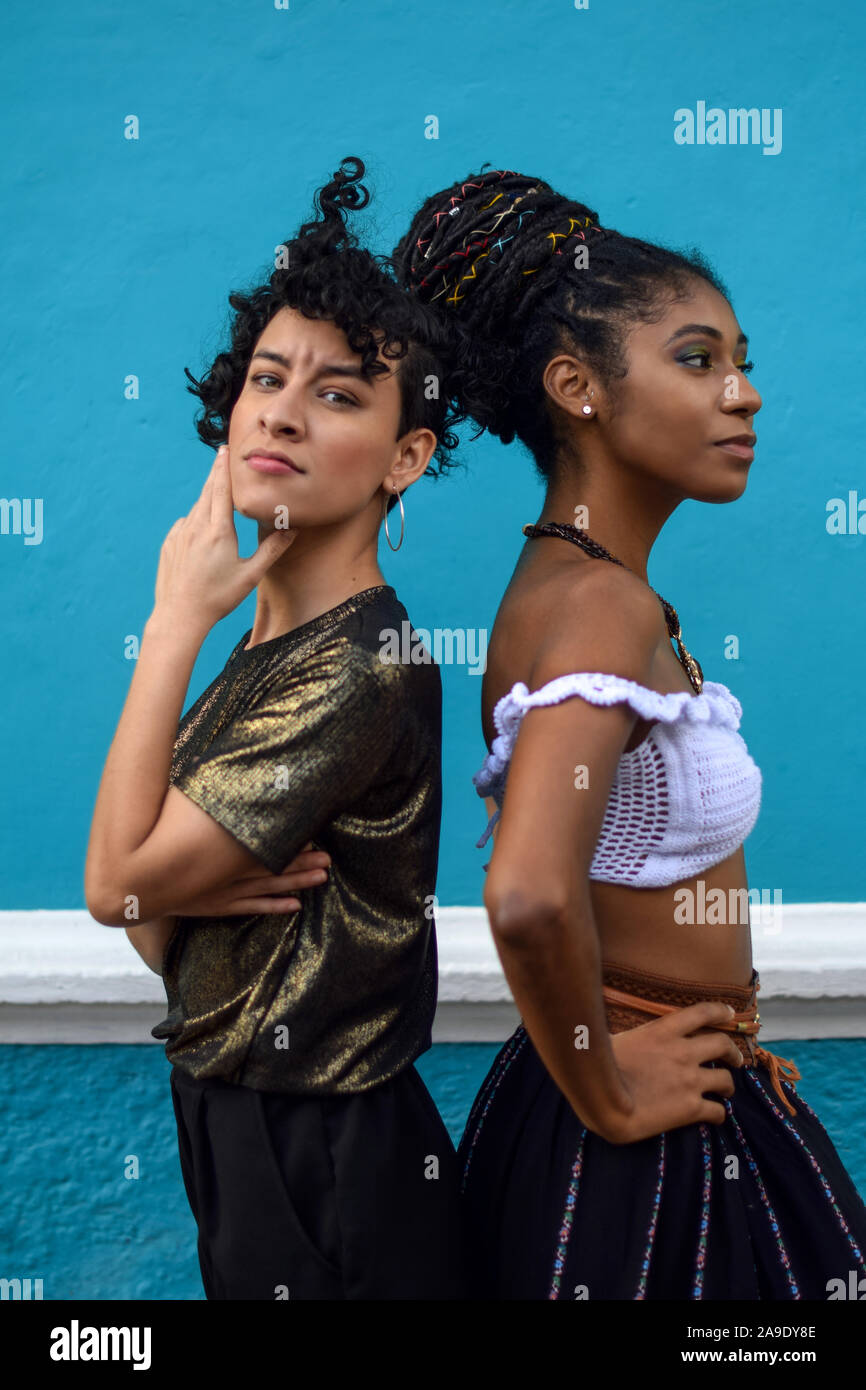 Zwei lateinischen junge Frauen auf der Straße; man blickt in die Kamera, der andere schaut weg, Cali, Kolumbien Stockfoto
