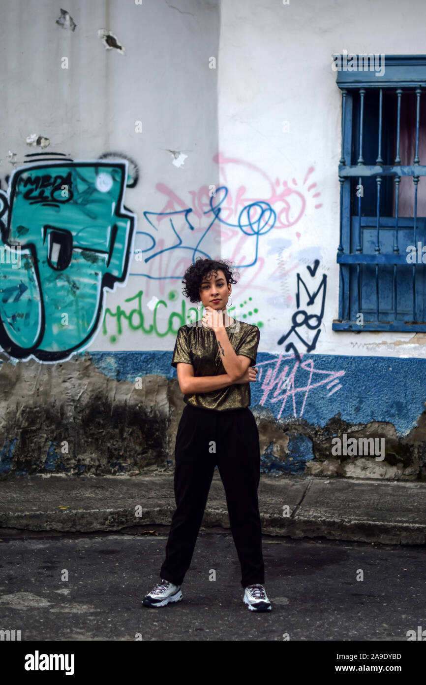 Junge Latin Frau in den Straßen von Cali, Kolumbien Stockfoto