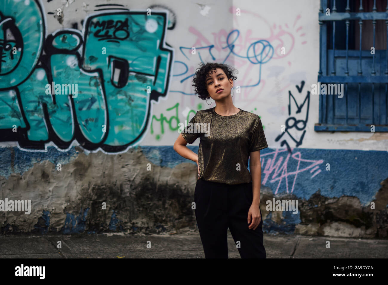 Junge Latin Frau in den Straßen von Cali, Kolumbien Stockfoto