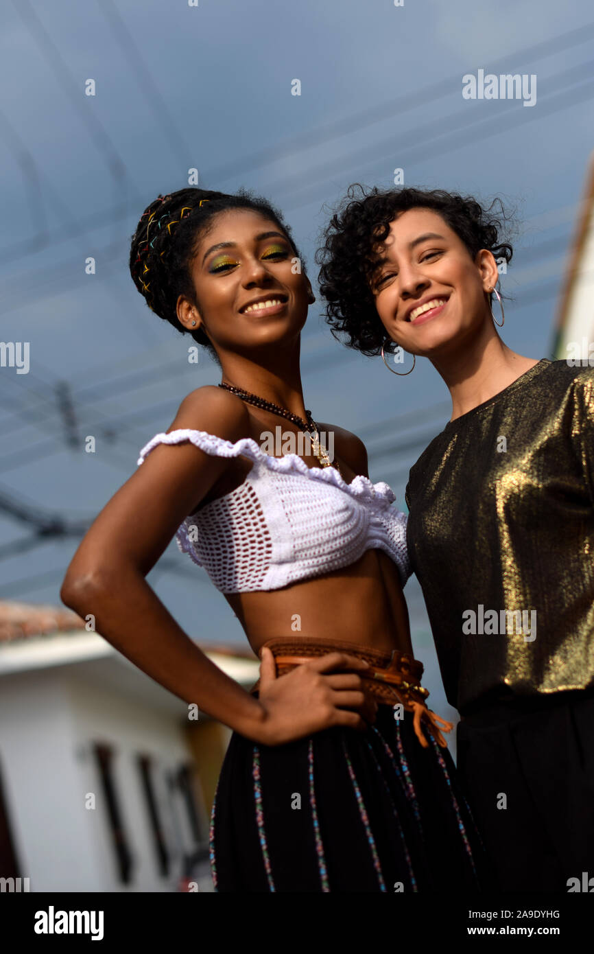 Zwei lateinischen junge Frauen in den Straßen von Cali, Kolumbien Stockfoto