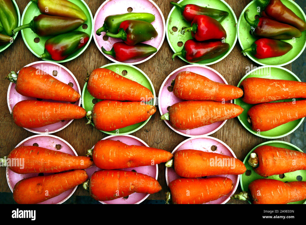 Foto von Karotten und Paprika auf dem Markt verkauft. Stockfoto