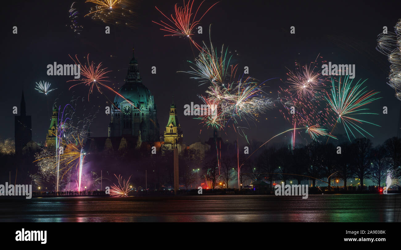 Silvester Feuerwerk im Maschsee in Hannover Stockfotografie - Alamy