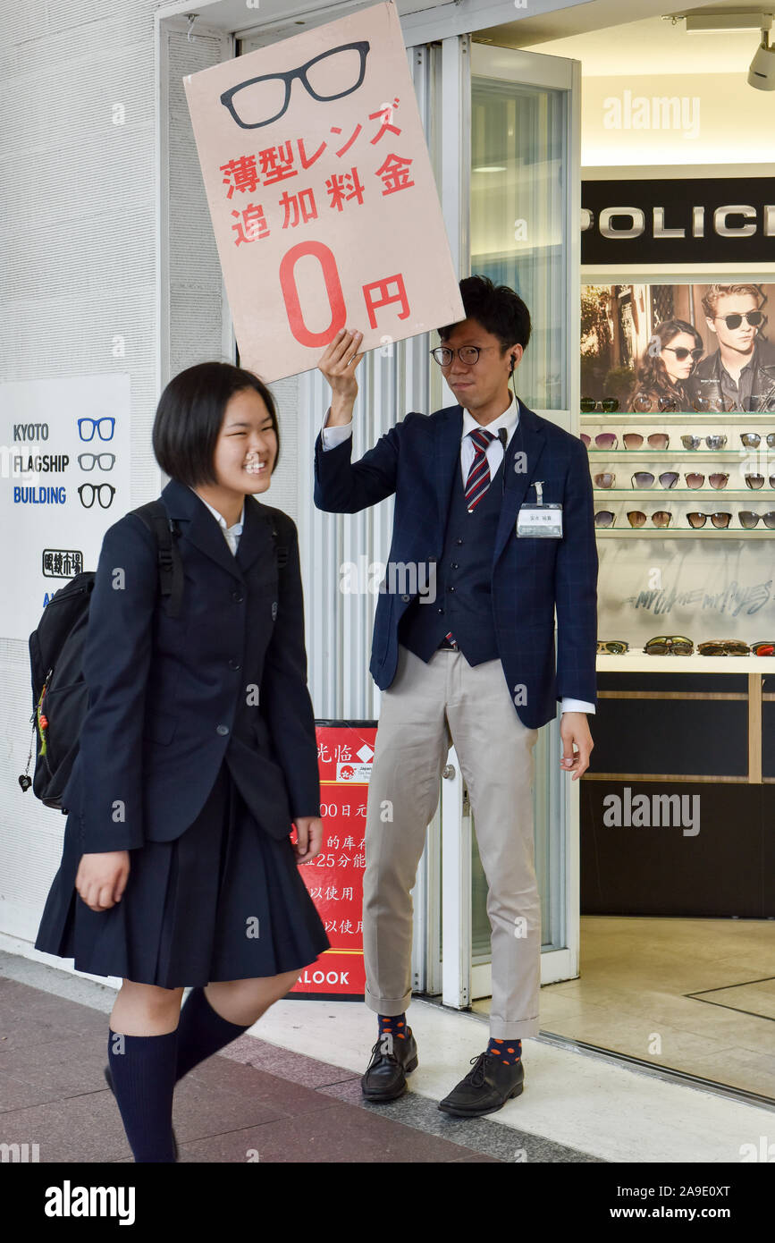Junge Verkäufer Förderung Brillen, Kyoto, Japan Stockfoto