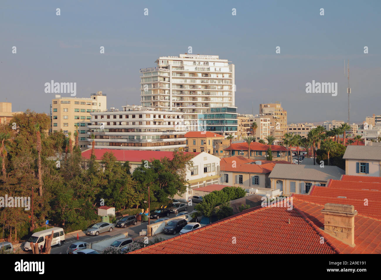 Larnaca, Zypern - Oct 23, 2019: Ziegeldächern und Stadt Stockfoto