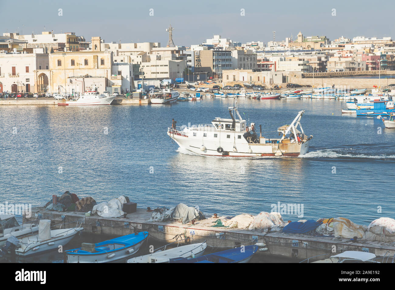 Blick auf die Fischerboote im Hafen vor der Stadt von Gallipoli, Apulien, Süditalien, Italien, Europa Stockfoto