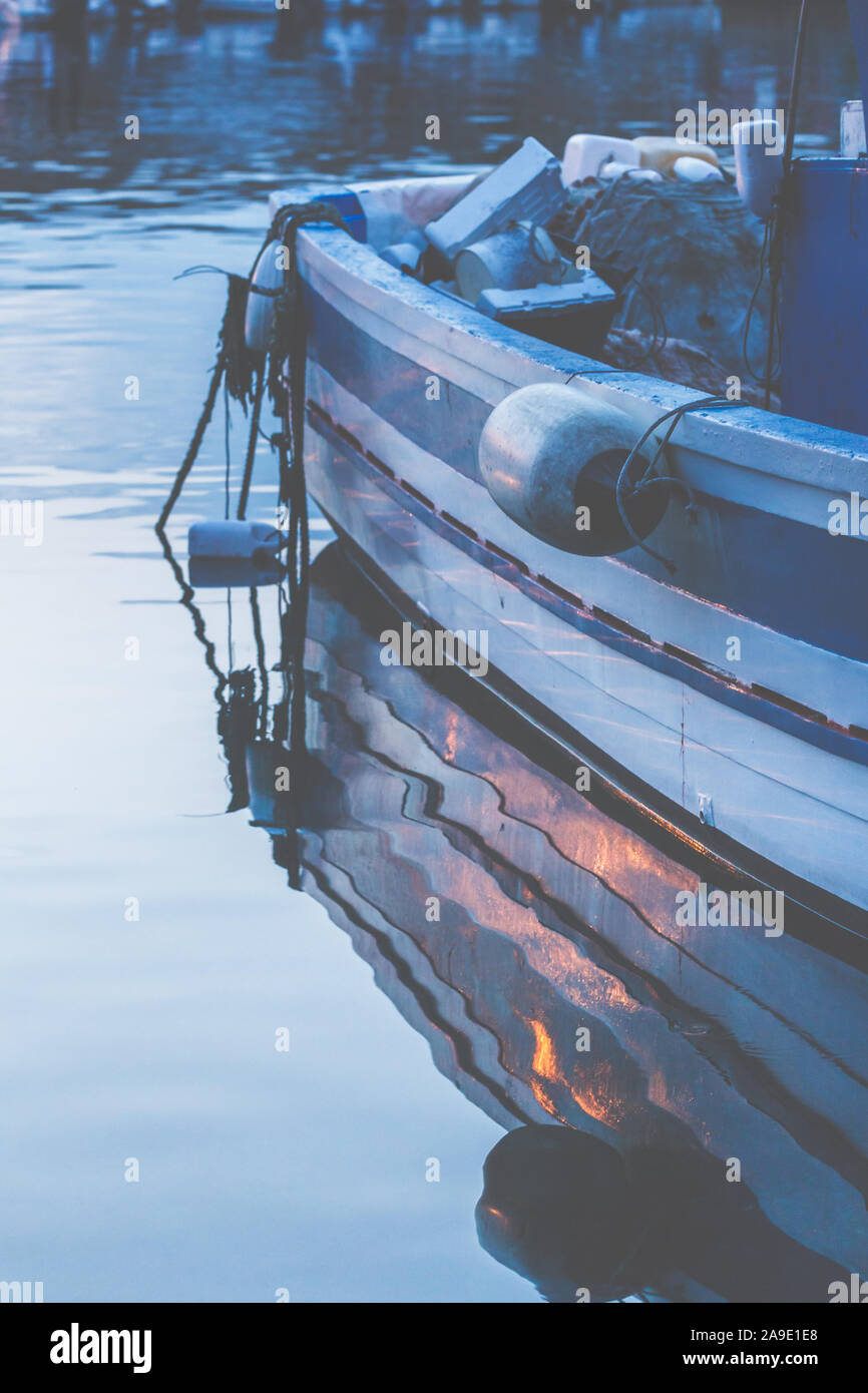 Ein Fischerboot im Hafen bei Sonnenuntergang in Gallipoli, Apulien, Italien, Europa Stockfoto