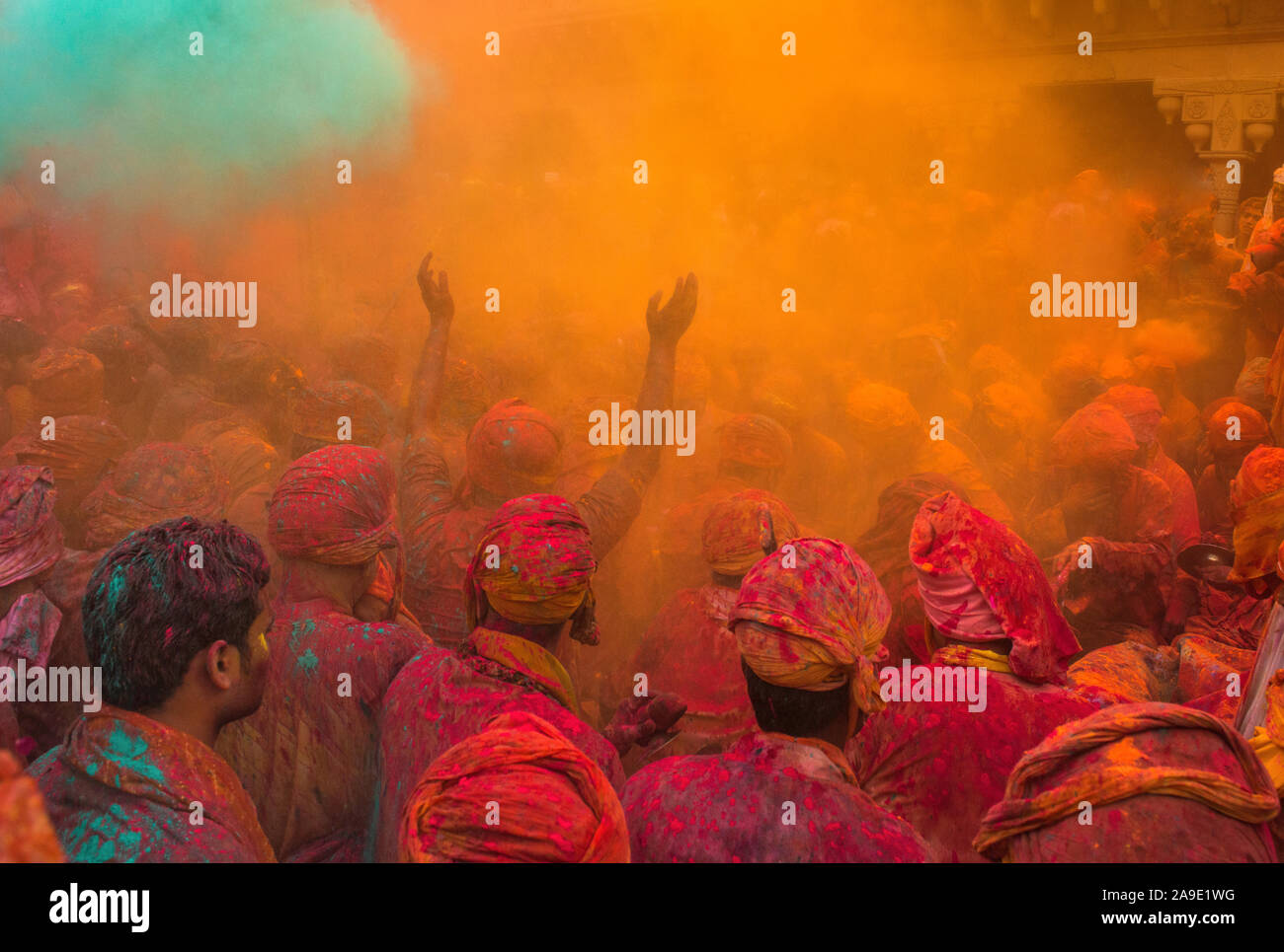 Samaj Mathura, Menschen feiern Holi mit Wasser und Farben, Uttarpradesh, Indien Stockfoto