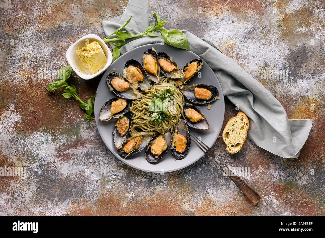 Ansicht von oben köstliche Meeresfrüchte Pasta. Frische Muscheln und Pesto Pasta. Mediterrane Küche. Stockfoto