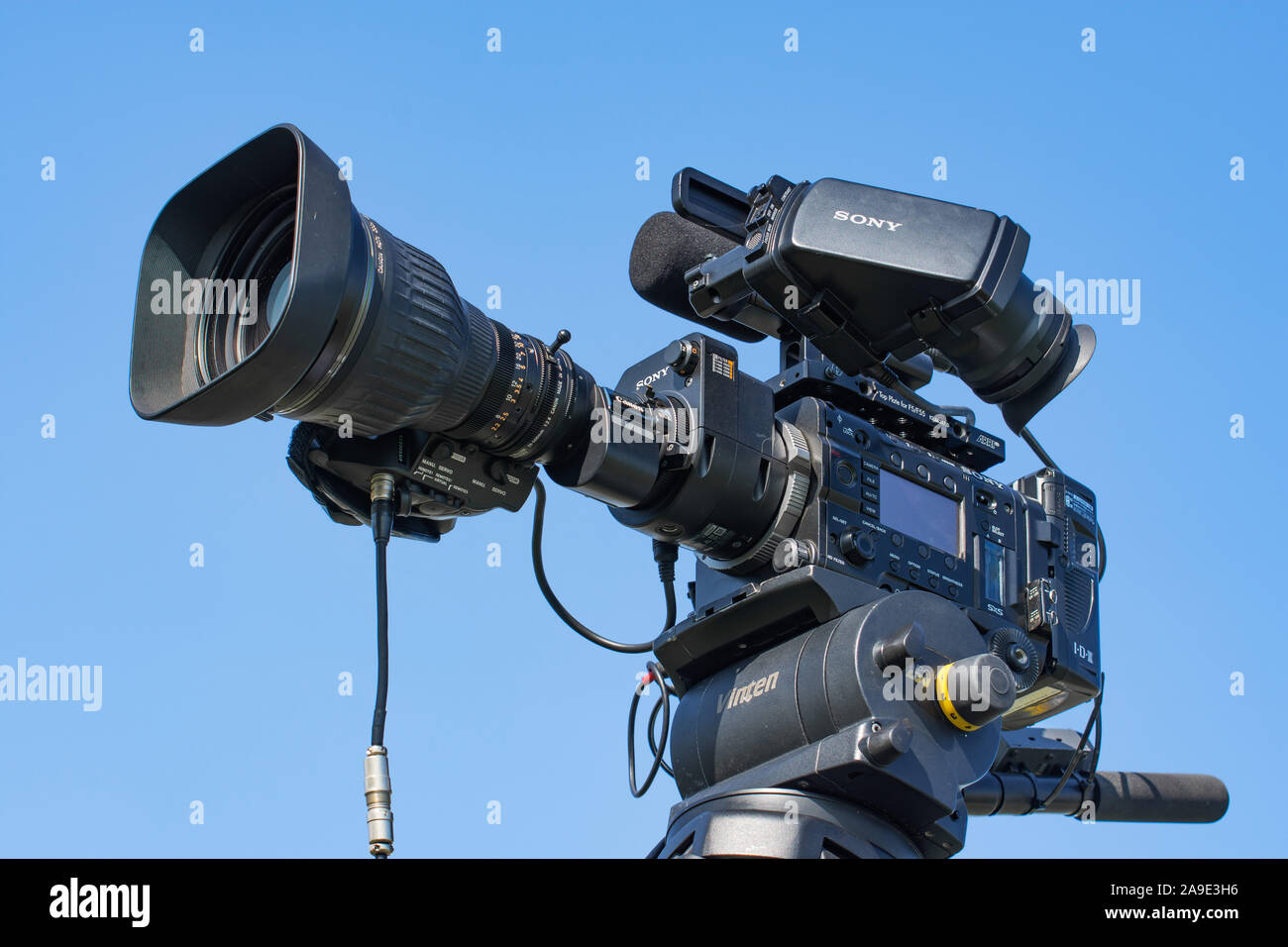 Professionelle Sony Video Kamera und Objektiv Canon wird der Film zu einem Outdoor Video Projekt verwendet werden. Russland, Moskau, 30. August 2019 Stockfoto