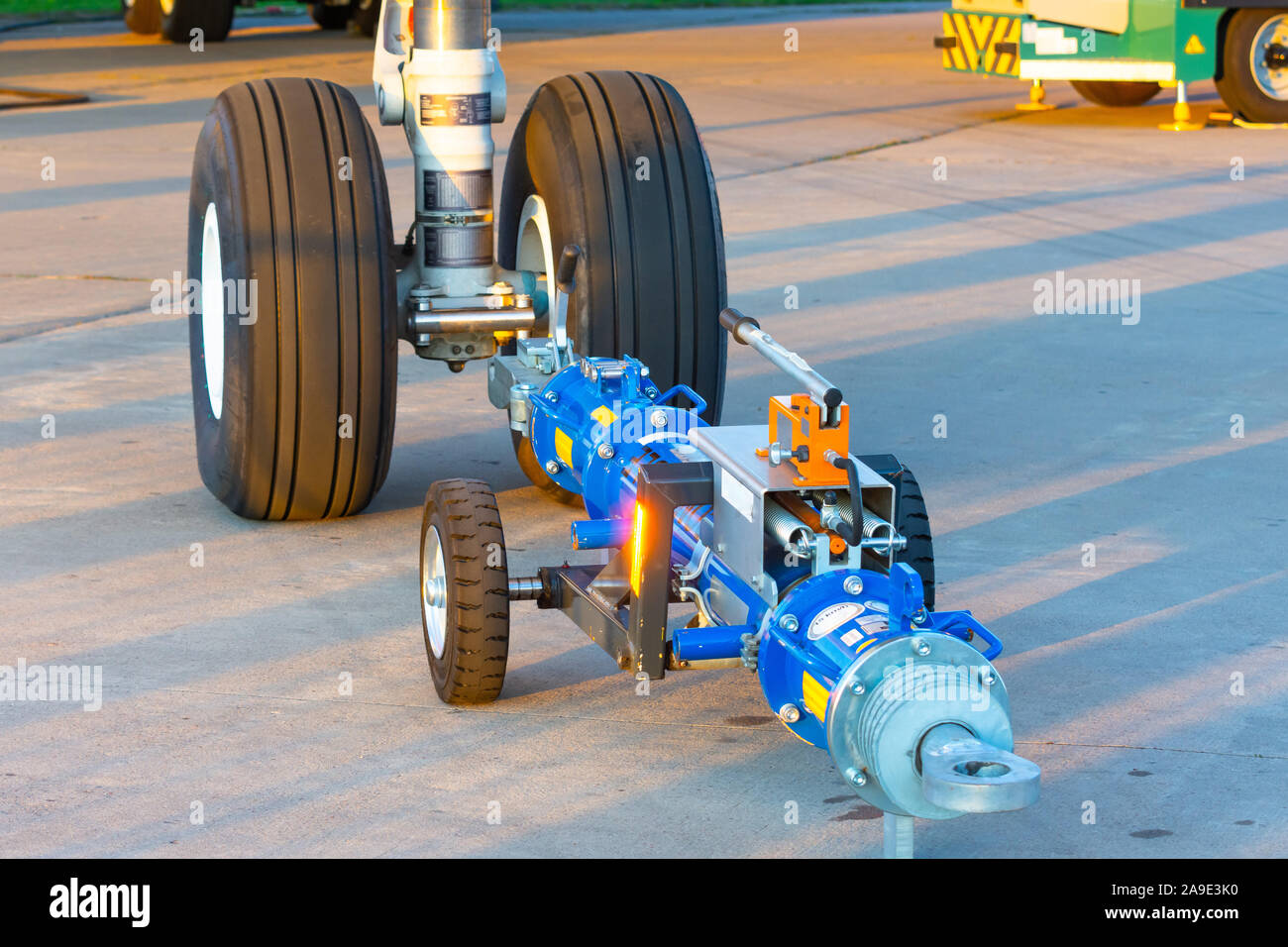 TUG Träger für ein Flugzeug, Trailer vordere Fahrwerk pushback Flugplatz Traktor, Ansicht schließen Stockfoto