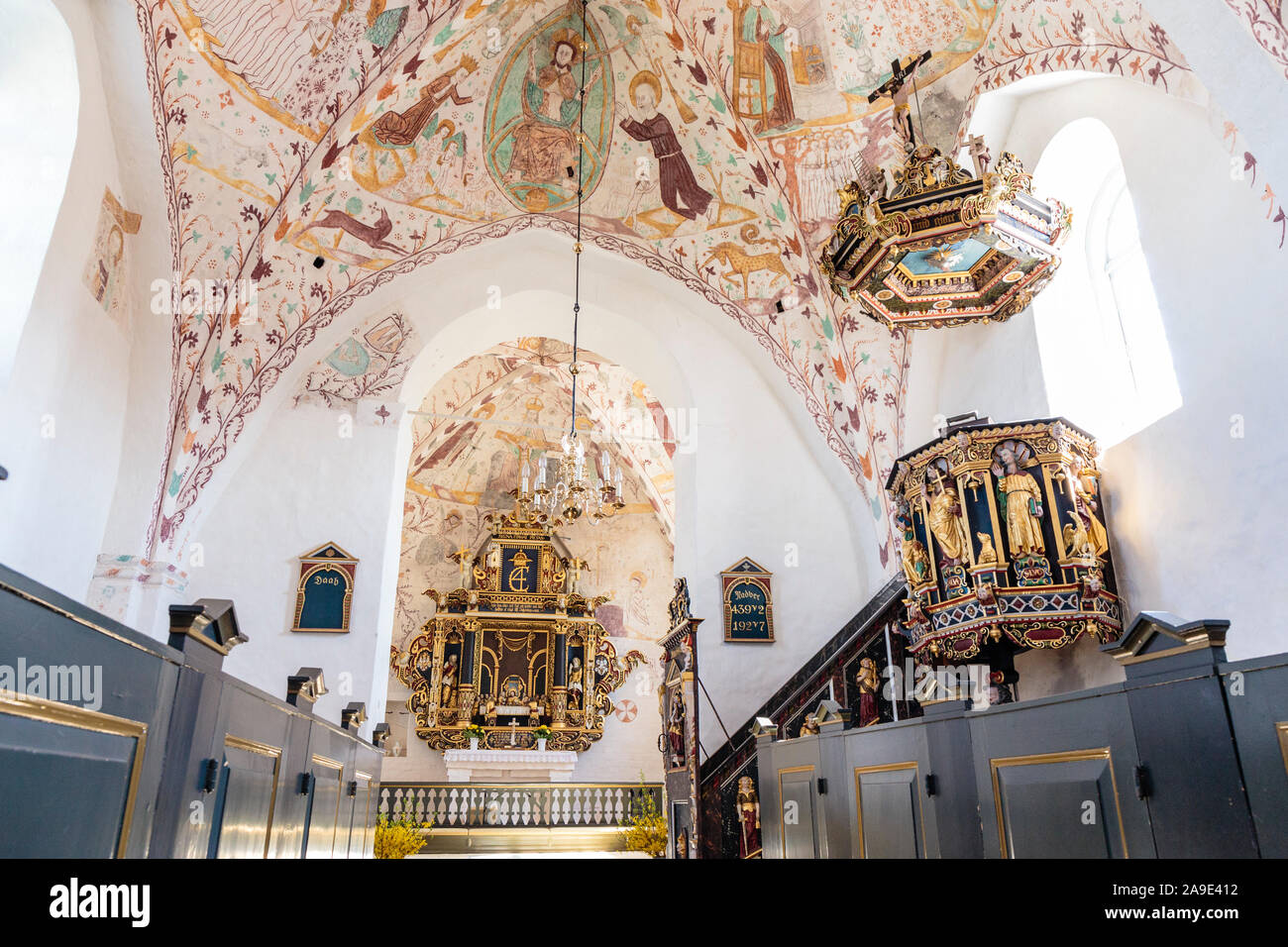 Europa, Dänemark, Møn, Elmelunde. Kirchenschiff, Kanzel und Altar der Kirche von Elmelunde, mit den berühmten Fresken unbekannte sogenannte Elmelunde Master (Ausfüh Stockfoto