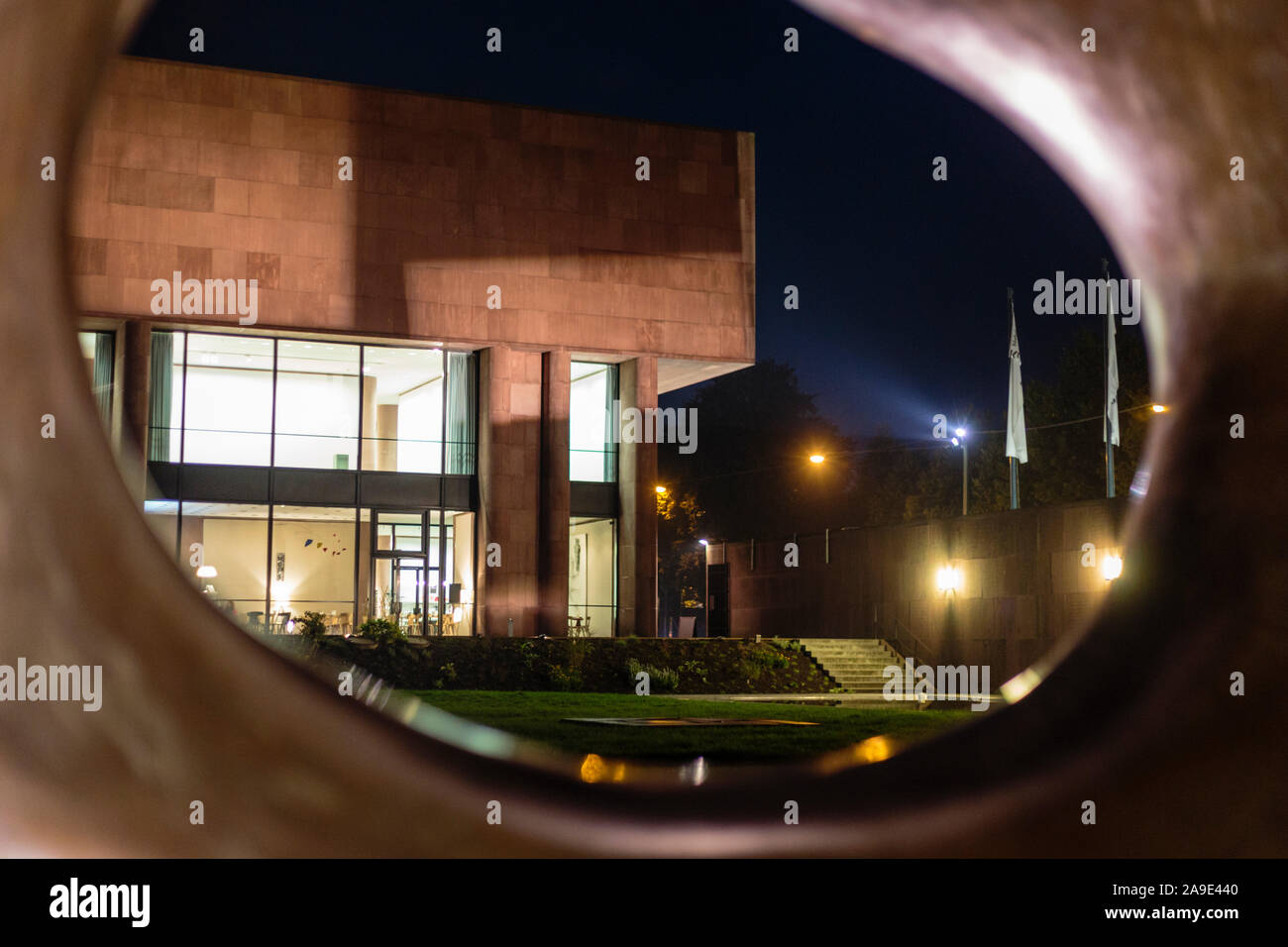 Europa, Deutschland, Nordrhein-Westfalen, Bielefeld. Blick durch eine Skulptur auf der Arts Center Bielefeld (1968) eröffnet. Stockfoto