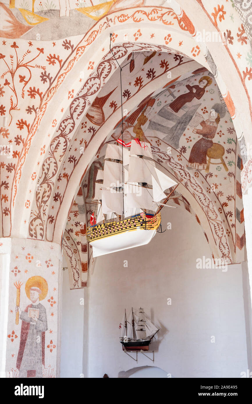 Europa, Dänemark, Møn, fanefjord. Schiffsmodell in der fanefjord Kirche (Ende des 13. Jahrhunderts), oberhalb der berühmten Fresken des Unbekannten so genannten Elmelunde Stockfoto