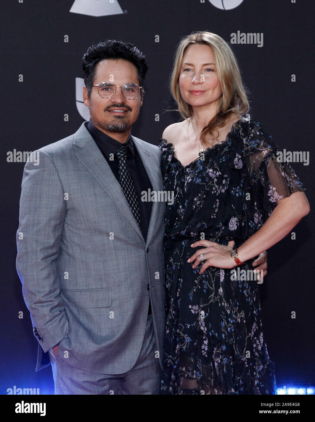 Las Vegas, USA. 14 Nov, 2019. Schauspieler Michael Pena und Brie Shaffer kommen für die 20. jährlichen Latin Grammy Awards in der MGM Garden Arena in Las Vegas, Nevada am Donnerstag, 14. November 2019. Foto von James Atoa/UPI Quelle: UPI/Alamy leben Nachrichten Stockfoto