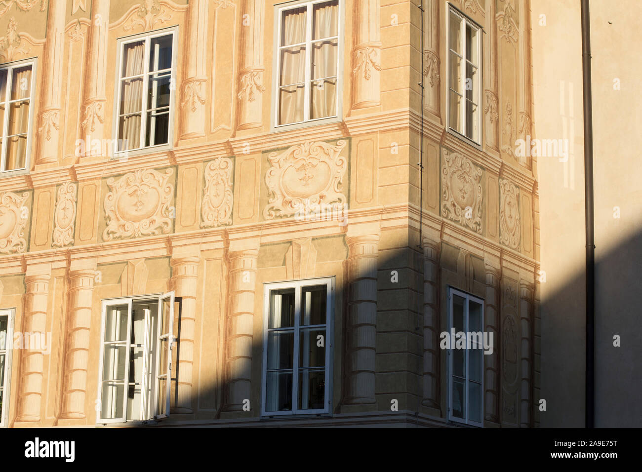 Innsbruck Fassade mit Schatten, Stockfoto