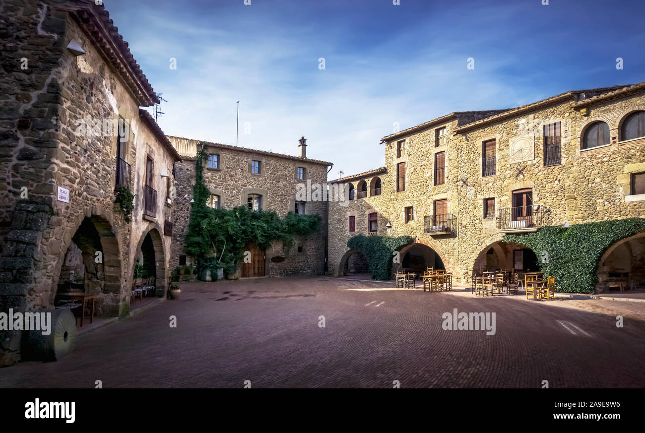 Marktplatz Jaume I in Monells, Katalog des kulturellen Erbes Kataloniens, in von XVI bis XVIII Jahrhundert baut Stockfoto