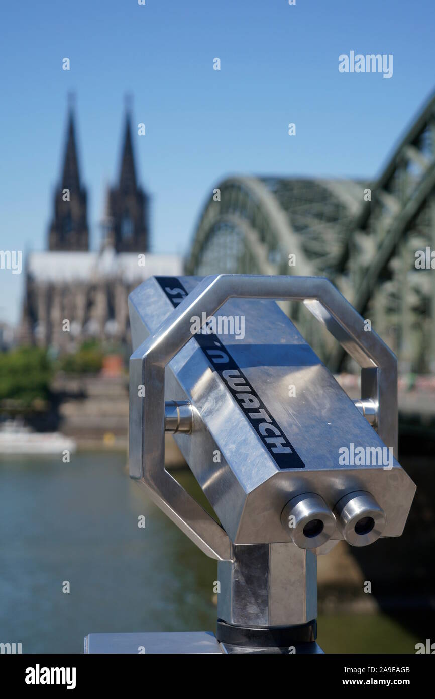 Deutschland, Nordrhein-Westfalen, Köln, Hohenzollern Brücke vor dem Kölner Dom, dem Rhein, Teleskop Stockfoto