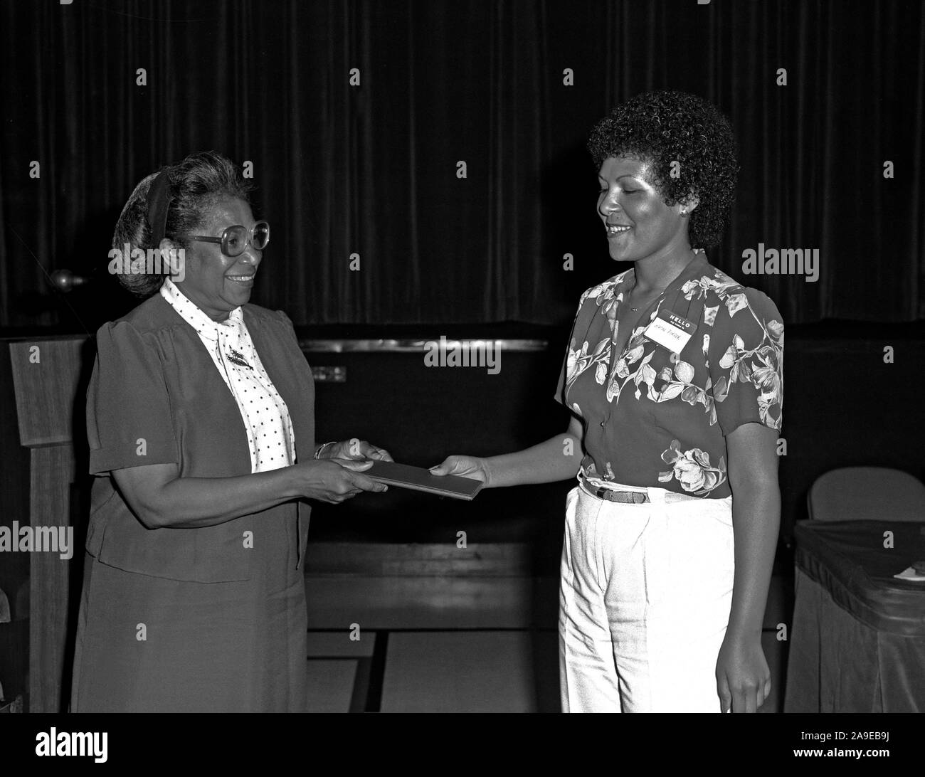 Die Bundesregierung Frauen Programm mit Mary Jackson geben aus Auszeichnungen an Kathi Porter. 1958 Mary Jackson wurde die NASA erste schwarze Ingenieurin. Stockfoto