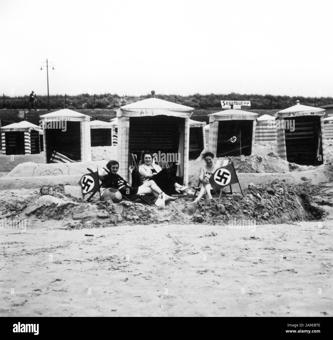 Eva Braun Collection (Album 4) - Frauen am Strand in Deutschland mit NS-Hakenkreuz Fahnen in den Sand gepflanzt. Ende der 1930er Jahre Stockfoto