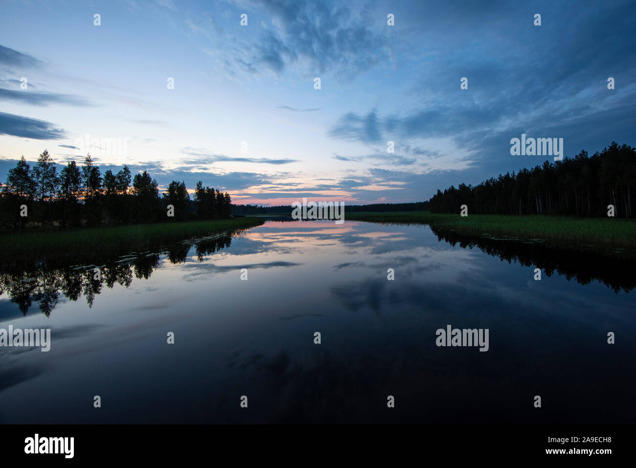 Spiegelung auf glatte See, Finnland Stockfoto