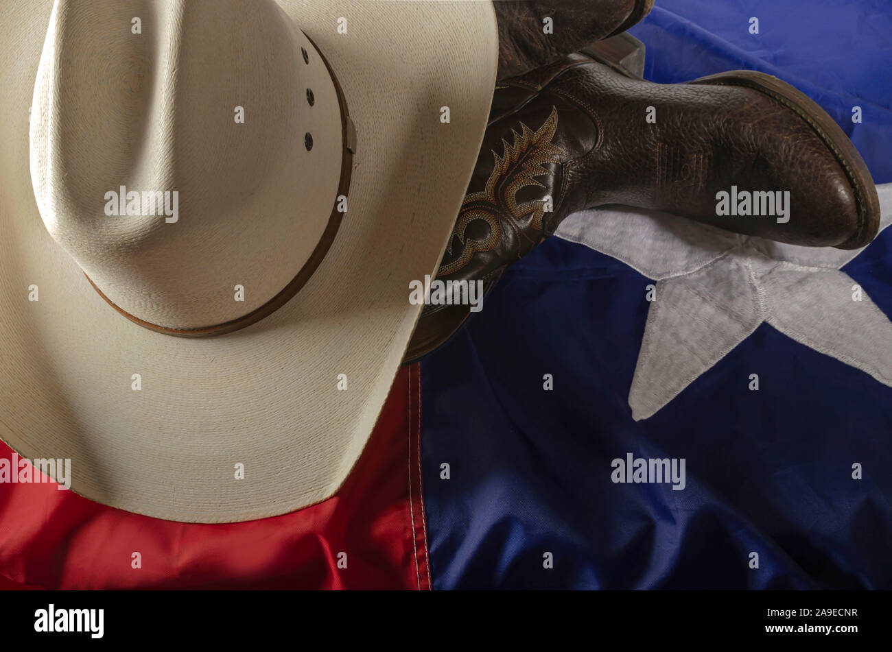 Cowboyhut und Stiefel sind ein Weg des Lebens in Texas durch ruht auf dem Lone Star State Flag. Stockfoto