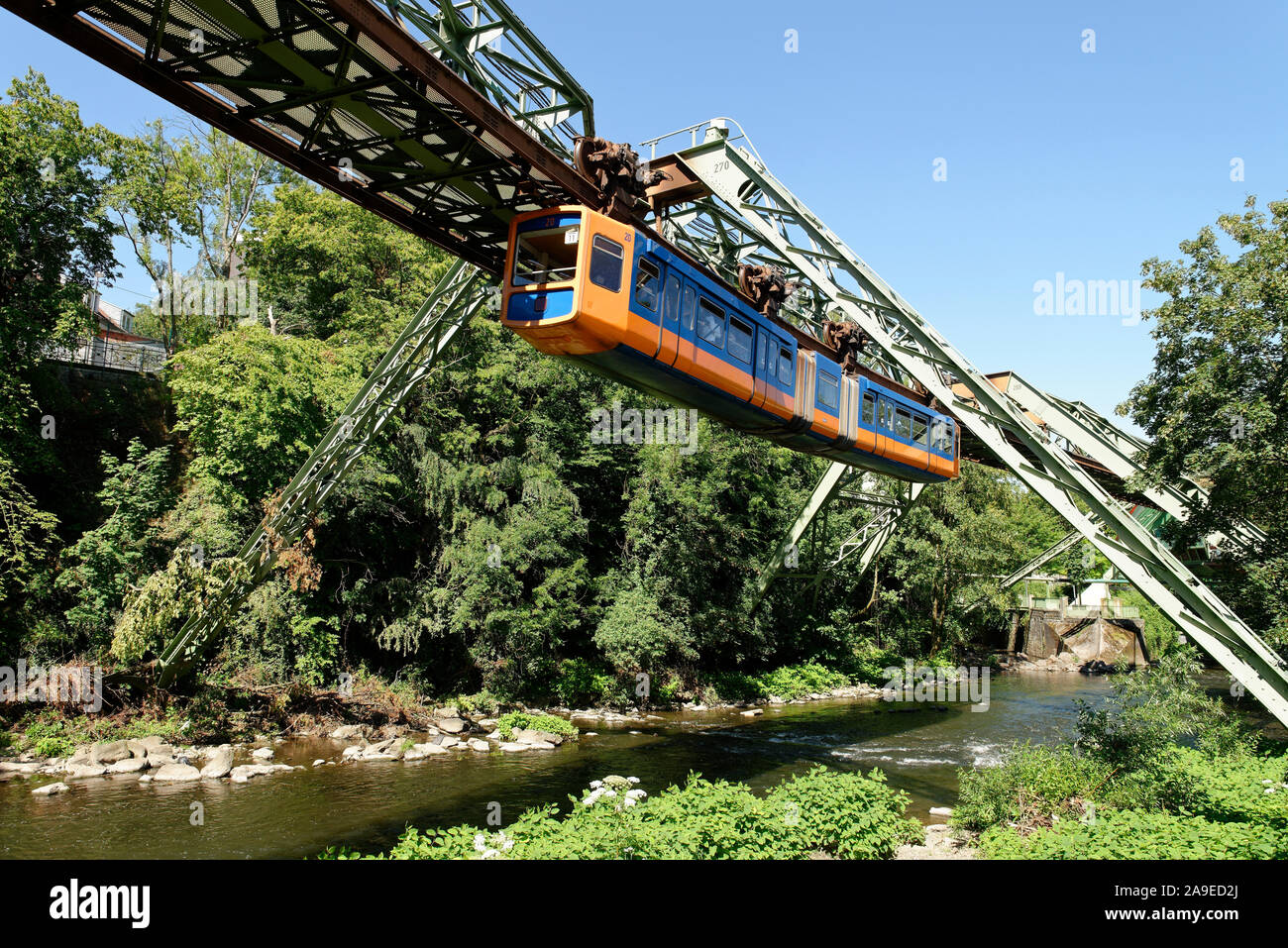 Suspension Schwebebahn über der Wupper, Wuppertal, Teil der Stadt Elberfeld, Bergisches Land, Nordrhein-Westfalen, Deutschland Stockfoto