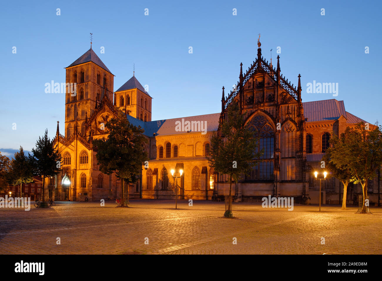 Blick auf die Kathedrale der hl. Paulus auf dem Domplatz im Abendlicht, Münster, Münsterland, Nordrhein-Westfalen, Deutschland Stockfoto