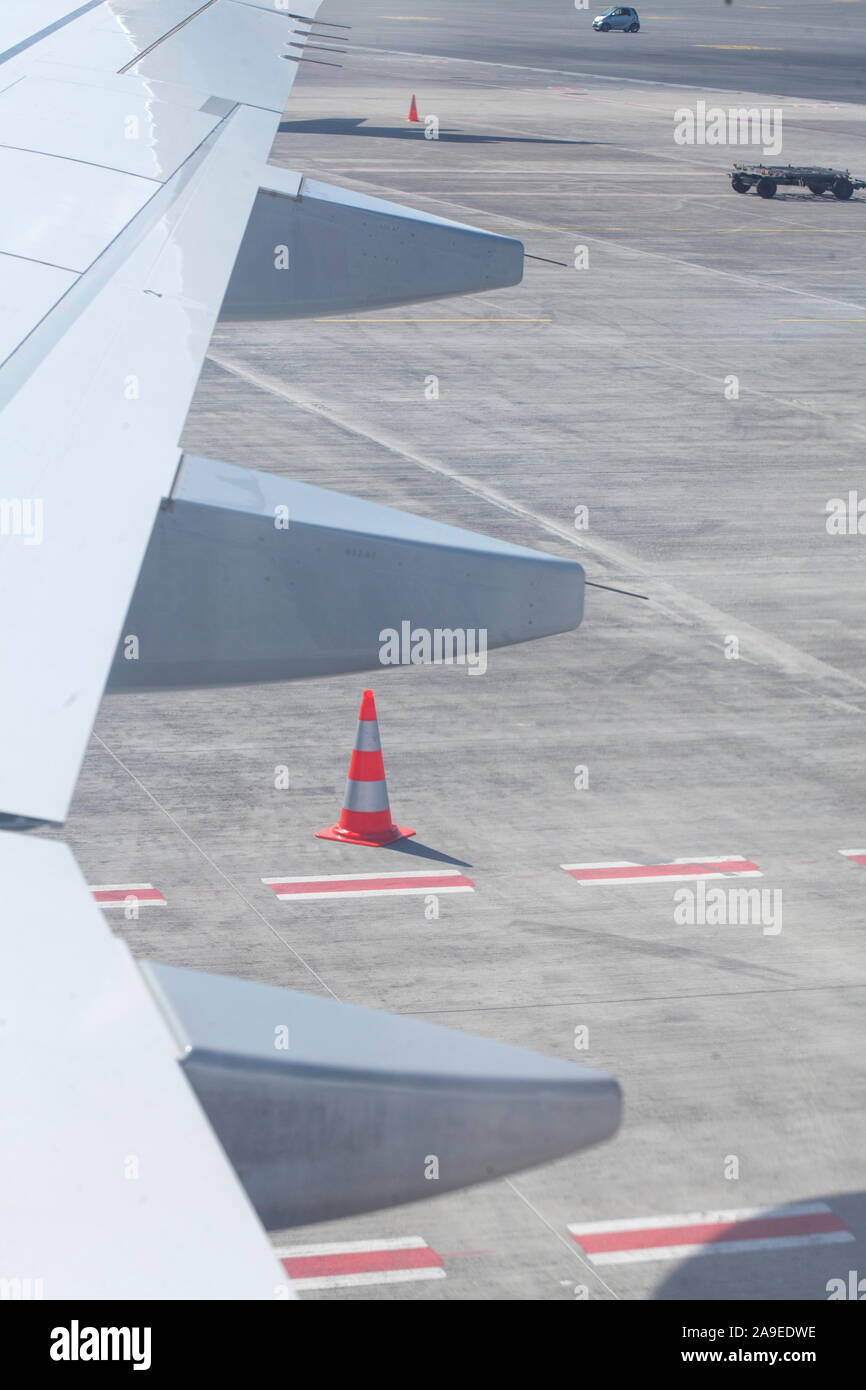 Flugzeugflügel und Landung auf dem Flughafen Hamburg, Hamburg, Deutschland, Europa Stockfoto