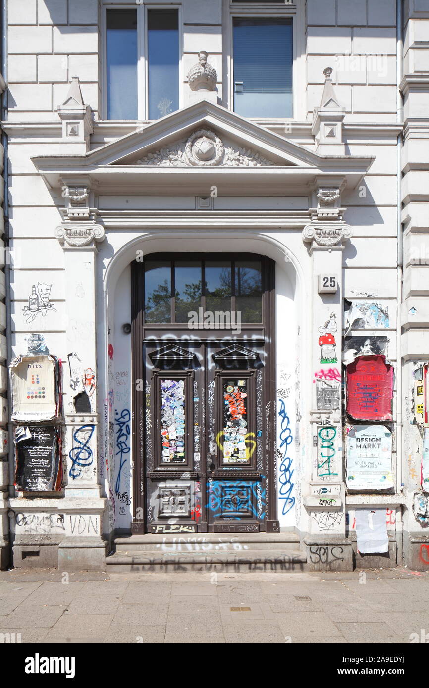 Alte Tür Hausfassade zum Klassizismus, der chanzenviertel', Hamburg, Deutschland Stockfoto