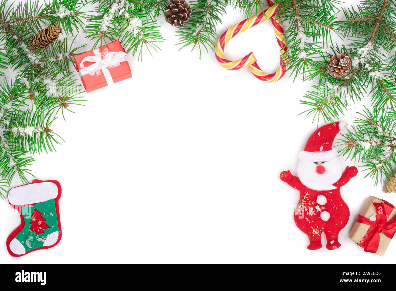 Weihnachten Rahmen der Fir Tree Branch mit Zuckerstangen und Santa isoliert auf weißem Hintergrund mit Platz für Ihren Text kopieren Stockfoto