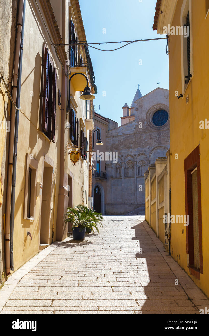 Eine einsame Spur und Kathedrale in Campobasso, Isernia, Molise, Italien, Europa, Stockfoto